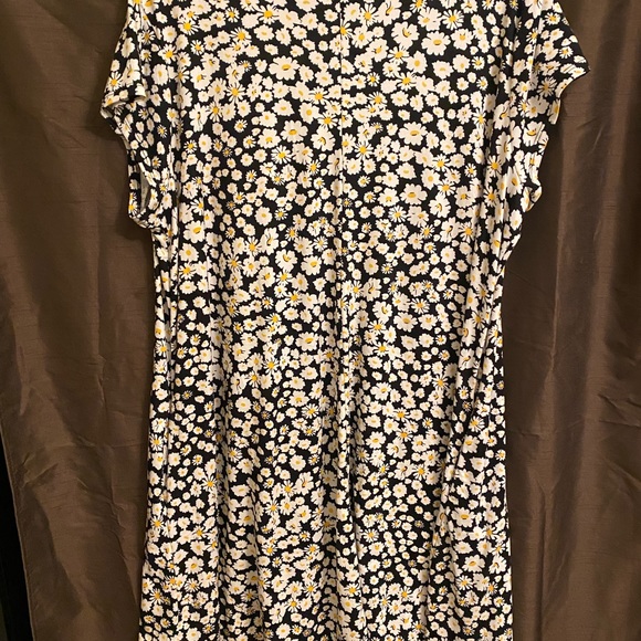 Plus Size Daisy Comfortable MIDI Dress - Picture 7 of 8